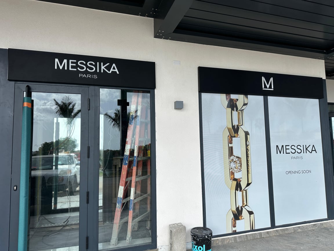 Retail lightbox with uniform LED diffusion